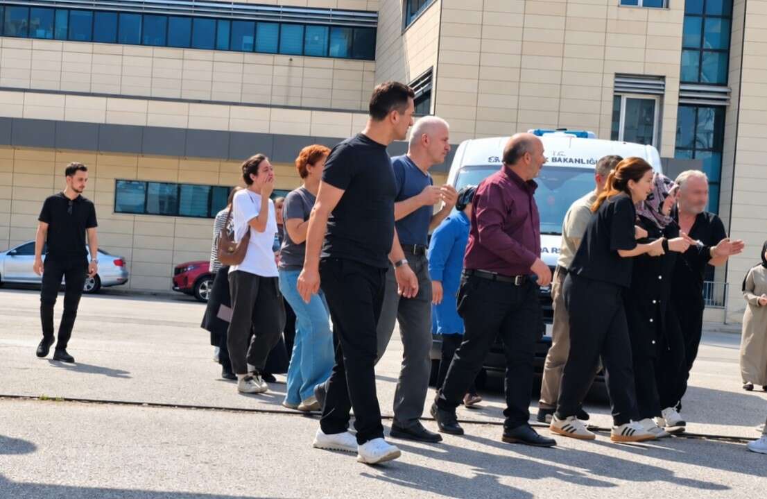 Cenaze aracının önüne atladı! Annenin acı feryadı yürek yaktı 3